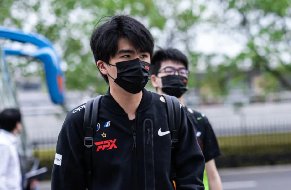 包含Ning迎来二十赛季高光表现，FPX球迷沸腾！的词条